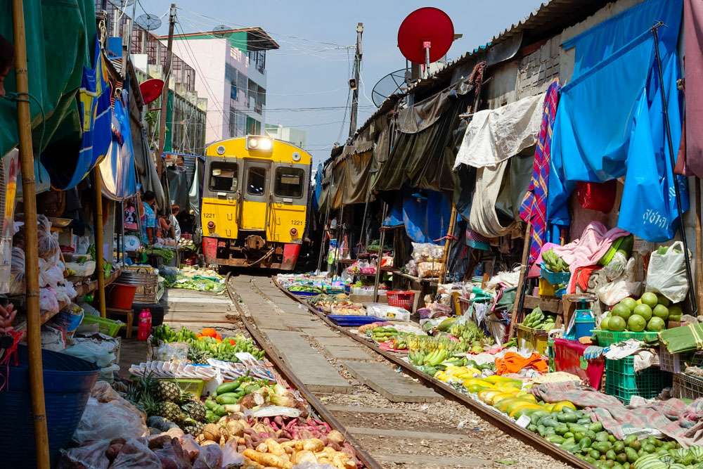 marché ferroviaire de Maeklong